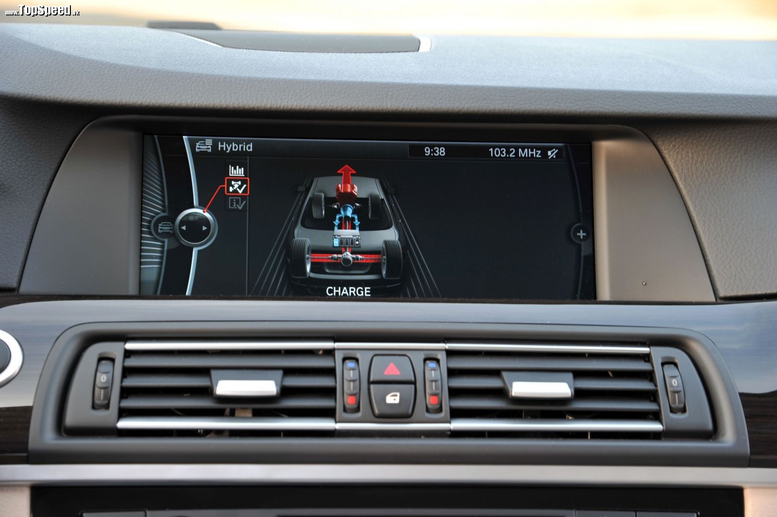 Systém iDrive umožní vodičovi sledovať každé percento použítej a získanej energie.